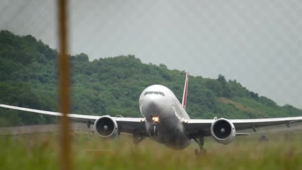 Airliner Flies Overhead Front View Airport Fence Widebody Passenger Plane — Vídeo de Stock