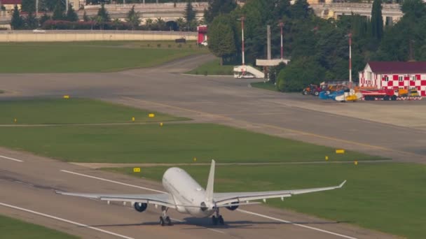 Επιβατικό Τζετ Σηκώνει Σύστημα Προσγείωσης Από Διάδρομο Και Ανεβαίνει Απογείωση — Αρχείο Βίντεο
