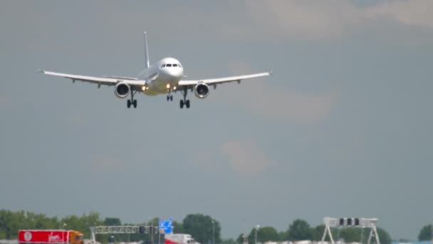 Amsterdam オランダ 2017年7月26日 エアバスA321エアフランスは晴れた日に着陸し 中規模のショット 観光と旅行のコンセプト — ストック動画