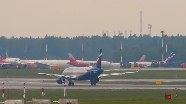 Moscow Russian Federation July 2021 Airbus A320 Aeroflot Taxiing Runway — Vídeos de Stock