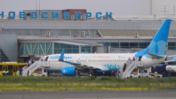Novosibirsk Russian Federation July 2022 Passengers Get Plane Pobeda Airlines — Stockvideo