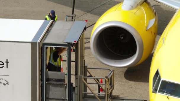 Dusseldorf 2017年7月23日 机场维修地面机组 抵达航站楼 机场员工主管技术人员飞机服务人员跑道质量控制飞行 — 图库视频影像