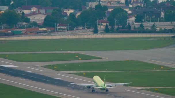 Sochi Russia July 2022 Passenger Airplane Airlines Speed Takeoff Sochi — Vídeo de stock