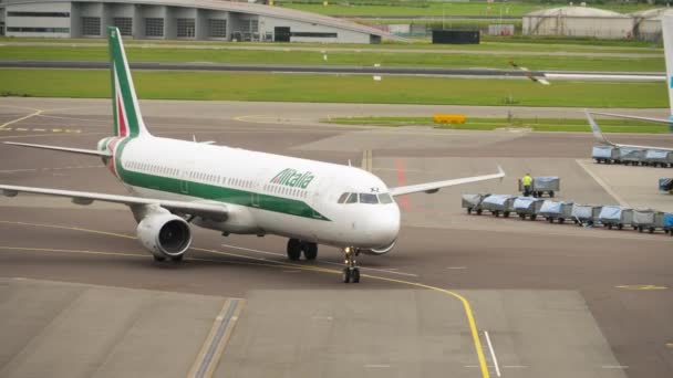 Amsterdam Netherlands July 2017 Airplane Alitalia Taxiing Landing Terminal Schiphol — Vídeo de stock