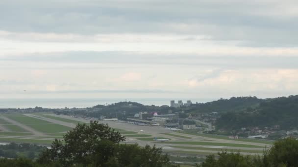 Timelapse Airport Traffic General Panoramic View Airfield Clouds Float City — Vídeo de Stock