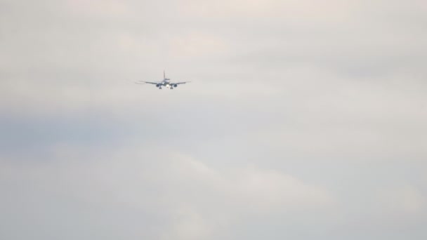 Passenger Jet Approaching Landing Cloudy Gray Sky Tourism Aviation Concept — Stockvideo