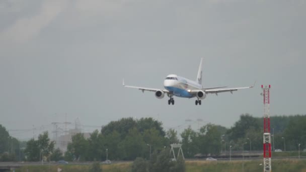 Амстердам Нидерланды Июля 2017 Года Коммерческие Самолеты Flybe Приземляются Аэропорту — стоковое видео