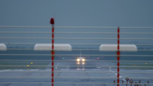 Front View Long Shot Unrecognizable Plane Runway Foggy Rainy Morning — Video Stock