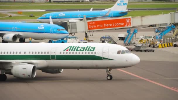 Amsterdam Κατω Χωρεσ Ιουλίου 2017 Αεροπλάνο Άφιξης Της Alitalia Στο — Αρχείο Βίντεο