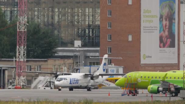 Novosibirsk Ρωσία Ιουλίου 2022 Αεροπλάνο Turboprop Atr Της Utair Taxiing — Αρχείο Βίντεο