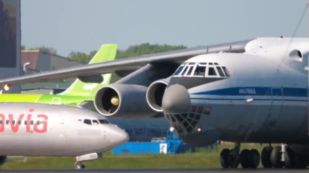 Novosibirsk Russian Federation Juny 2022 Heavy Transport Aircraft Taxiing Runway — Vídeo de stock