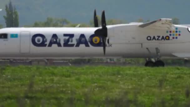 Almaty Kazakhstan May 2019 Turboprop Passenger Aircraft Qazaq Air Takeoff — Vídeos de Stock
