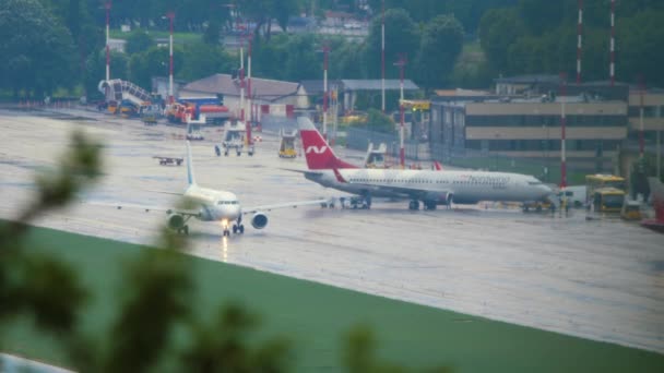 Sochi Russia July 2022 Airbus A320 Yamal Taxiing Airfield Landing — Wideo stockowe