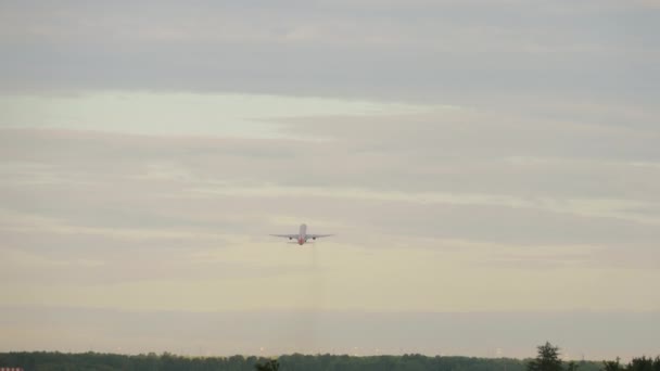 Unrecognizable Plane Taking Dawn Rear View Long Shot Tourism Travel — Video