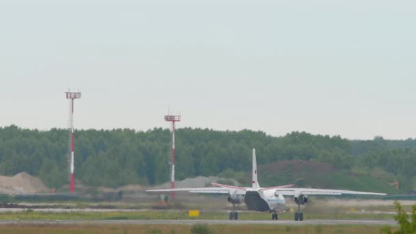 Transport Turboprop Aircraft Taxiing Terminal Novosibirsk Airport Soviet Military Transport — Stockvideo