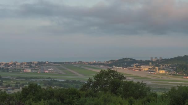 Timelapse Panoramic View Airport Daytime Traffic Clouds Float Beautifully City — Vídeo de Stock