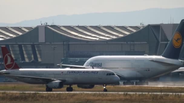 Frankfurt Main Γερμανία Ιουλίου 2017 Airbus A380 Της Lufthansa Απογειώνεται — Αρχείο Βίντεο