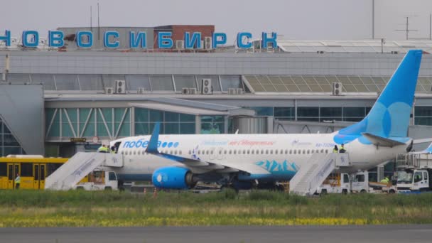Novosibirsk Russian Federation July 2022 Passengers Descend Mobile Ladder Pobeda — Stok video