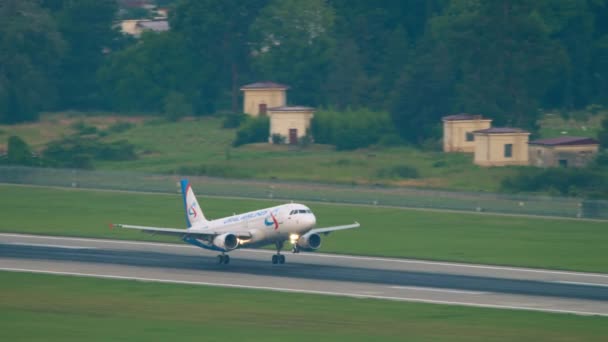 Сочи Россия Июля 2022 Года Airbus A320 Уральских Авиалиний Приземляется — стоковое видео