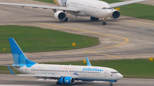 Sochi Russia August 2022 Boeing 737 73298 Pobeda Airlines Taxiway — Vídeo de Stock