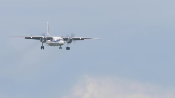 Transport Turboprop Aircraft Approaching Landing Novosibirsk Airport Soviet Aircraft Flies — Stockvideo