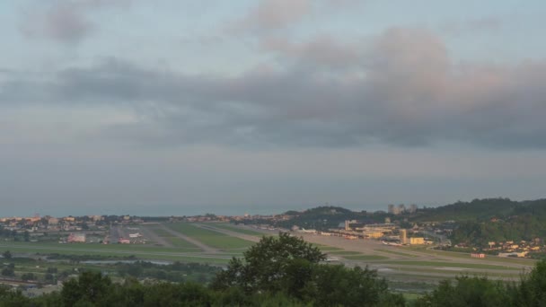 Timelapse Panoramic View Airport Daytime Traffic Panoramic View Runway — Vídeo de Stock
