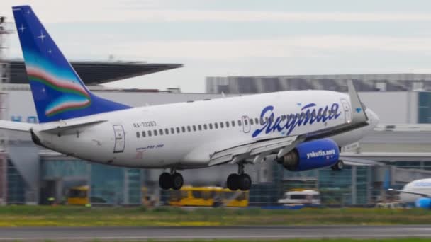 Novosibirsk Russian Federation July 2022 Yakutia Airlines波音737在托尔马切沃机场降落 动作缓慢 触及跑道的起落架的影像 — 图库视频影像