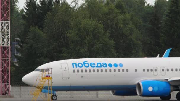 Novosibirsk Russian Federation July 2022 Boeing 737 8Mc 73226 Pobeda — Stockvideo