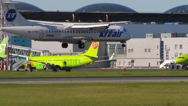 Novosiirsk ロシア連邦 2022年6月12日 トルマチェヴォ空港のUtair Airline着陸の飛行機Atr スローモーション 旅行のコンセプト — ストック動画