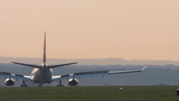 Passenger Jet Unrecognizable Airliner Taxiing Landing Sunset Cinematic Shot Plane — Vídeos de Stock