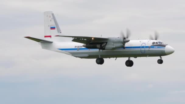 ロシア連邦ノヴォシビルスク発 2022年7月15日 アントノフAn 26便がトルマチェヴォ空港に着陸する前に側面図 ソ連の軍用輸送機 — ストック動画