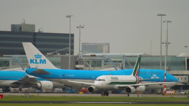 Amsterdam Κατω Χωρεσ Ιουλιου 2017 Εμπορικό Αεροπλάνο Της Alitalia Κινείται — Αρχείο Βίντεο
