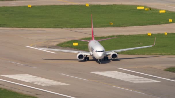 Sochi Russia July 2022 Boeing 737 Izhavia Taxiing Runway Sochi — Vídeo de Stock