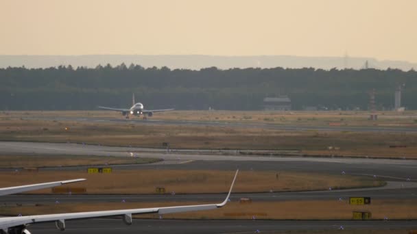 Unrecognizable Passenger Plane Landing Braking Sunset View Airfield Airliner Arrival — Wideo stockowe