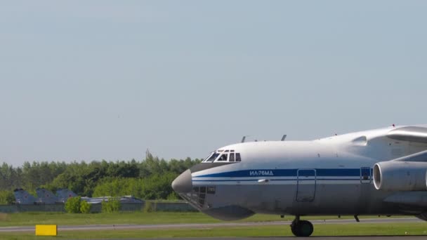 ロシア連邦のノヴォシビルスク 2022年6月12日 トルマチェヴォ空港でのIl 76の重い輸送機 76ソ連軍用輸送機 — ストック動画
