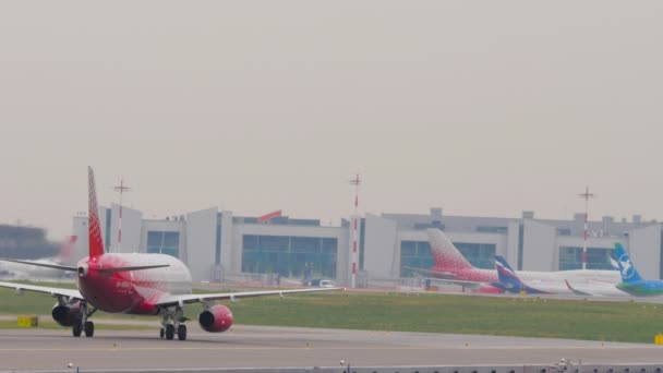 Moscow Russian Federation July 2021 Airplane Rossiya Taxiing Sheremetyevo Airport — Vídeo de stock