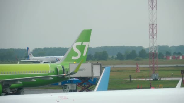 Novosibirsk Russian Federation July 2021 乌拉尔航空公司的商业飞机在托尔马切沃机场紧急刹车 机场停机坪的景观 — 图库视频影像