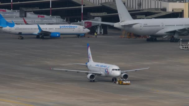 Sochi Russia July 2022 Tractor Pulls Airbus A320 Ural Airlines — Stock videók