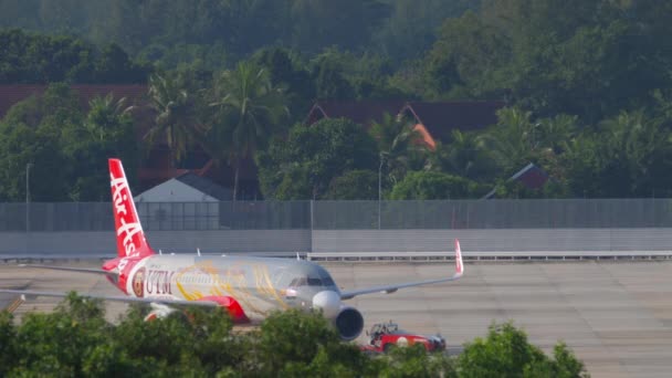 Phuket Thailand November 2019 Tractor Pulls Airbus A320 Airasia Phuket — Stockvideo