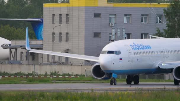 ロシア連邦のノヴォシビルスク 2022年7月15日 トルマチェヴォ空港でのポベダ航空のボーイング737 73229 — ストック動画