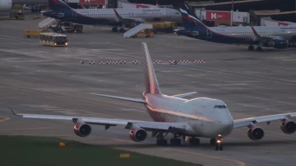 Sochi Russia July 2022 Widebody Passenger Airliner Rossiya Taxiing Terminal — Wideo stockowe