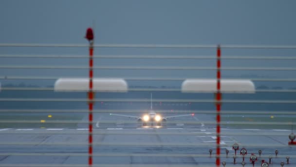 Front View Long Shot Passenger Plane Runway Foggy Rainy Morning — Vídeo de stock