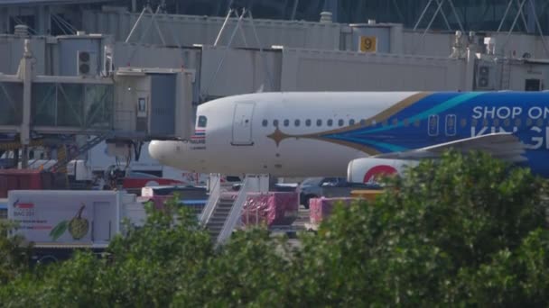 Phuket Thailand 2019年11月28日 空中客车A320亚洲航空在普吉机场航站楼提供航前服务 准备起飞的客机 — 图库视频影像