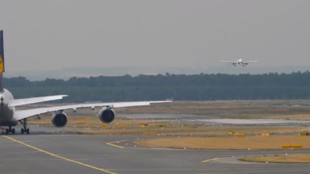 Rear View Huge Wide Body Airliner Taxiway Long Shot Passenger — Stockvideo