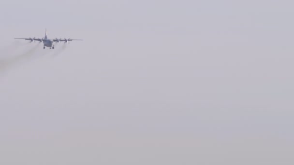 陸上に接近するターボプロップ軍用機のターボプロップ 空の重輸送四エンジン航空機 — ストック動画