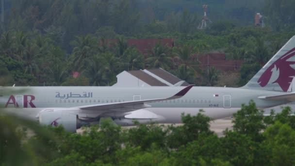 Phuket Thailand November 2019 Passenger Aircraft Qatar Airways Phuket Airport — Stock video