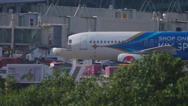 Phuket Thailand 2019年11月28日 空客A320 Airasia Terminal Phuket Airport 准备起飞的客机 — 图库视频影像