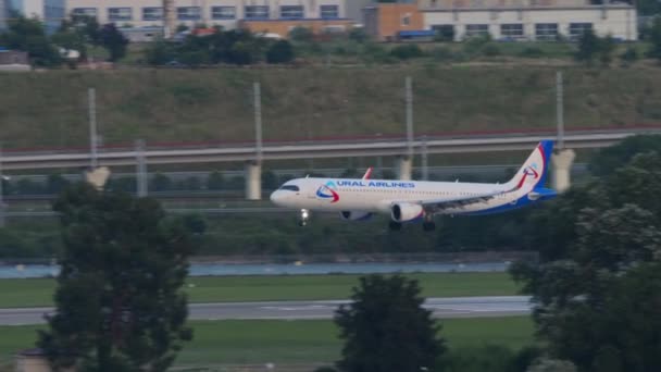 Sochi Russia August 2022 Plane Ural Airlines Descent Landing Moment — Stock Video