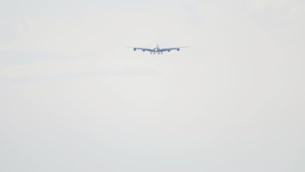 ワイドボディ4エンジン航空機の着陸に近づいて 長いショット 航空会社に近づいて かすみを介して表示します 観光航空の概念 — ストック動画