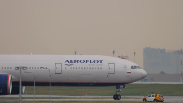 Moscow Russian Federation July 2021 Boeing 777 Aeroflot Taxiing Runway — Stockvideo